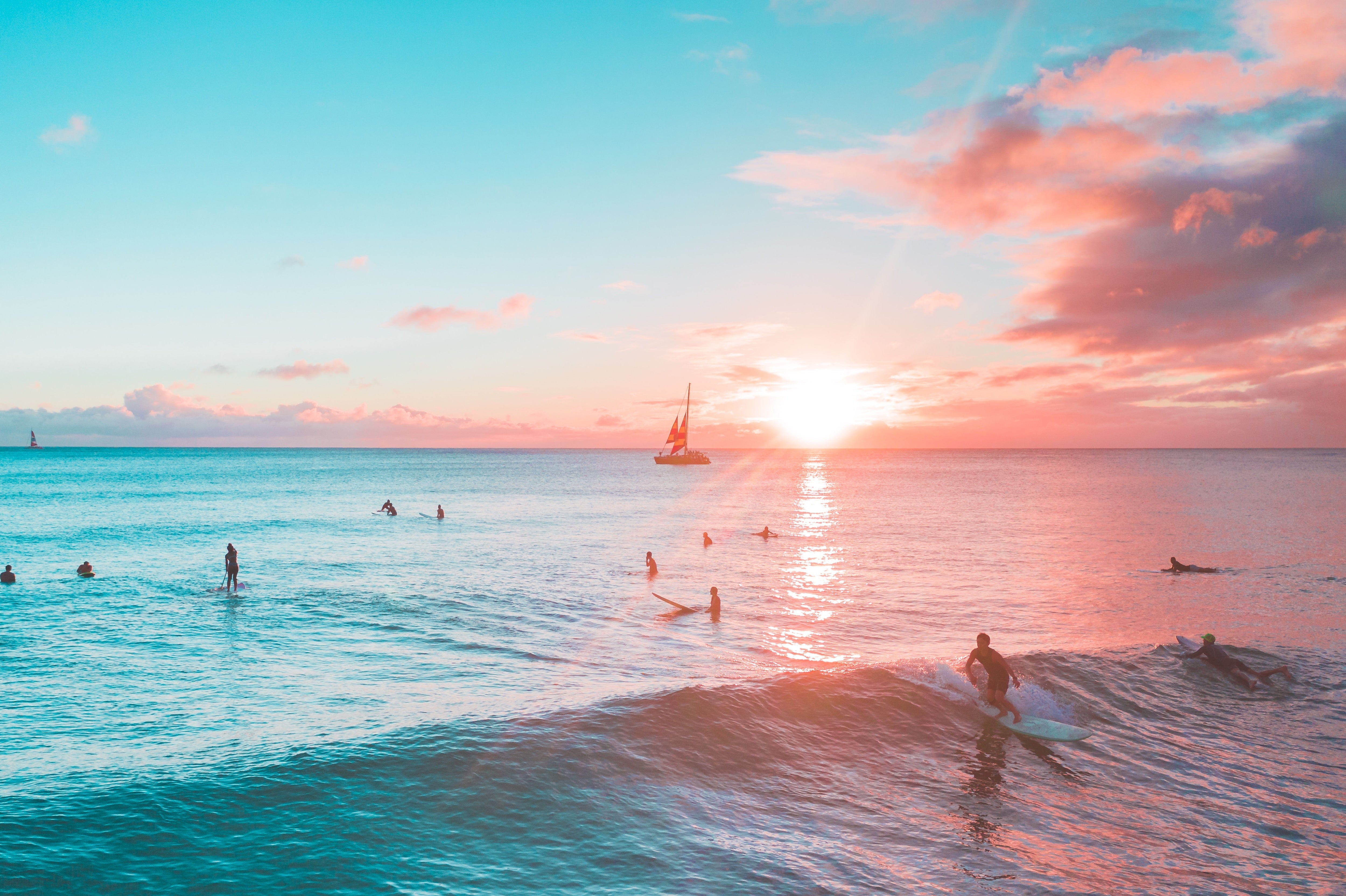 Surfistas en el mar al atardecer durante una sesión de surf