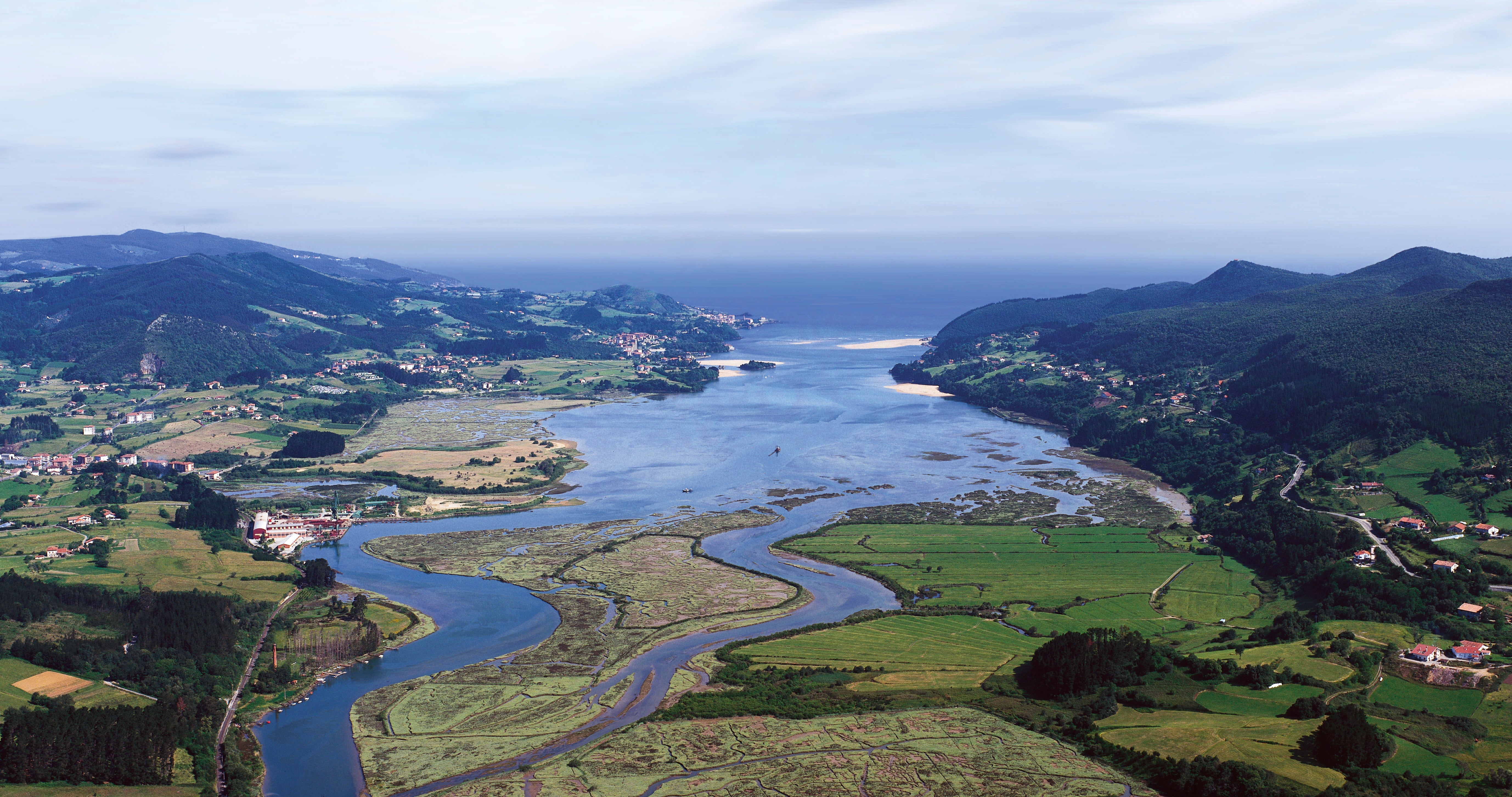 Vista aérea del estuario de Urdaibai y su desembocadura en Mundaka