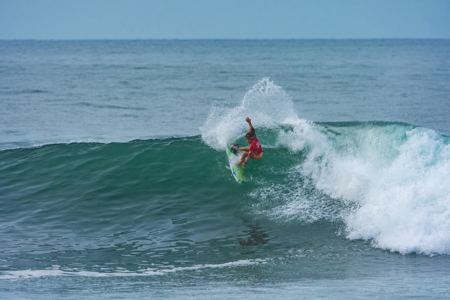 Nahia Calderón compitiendo con España en el ISA World Junior Surfing Championship 2026. Foto: ISA / Jersson Barboza.