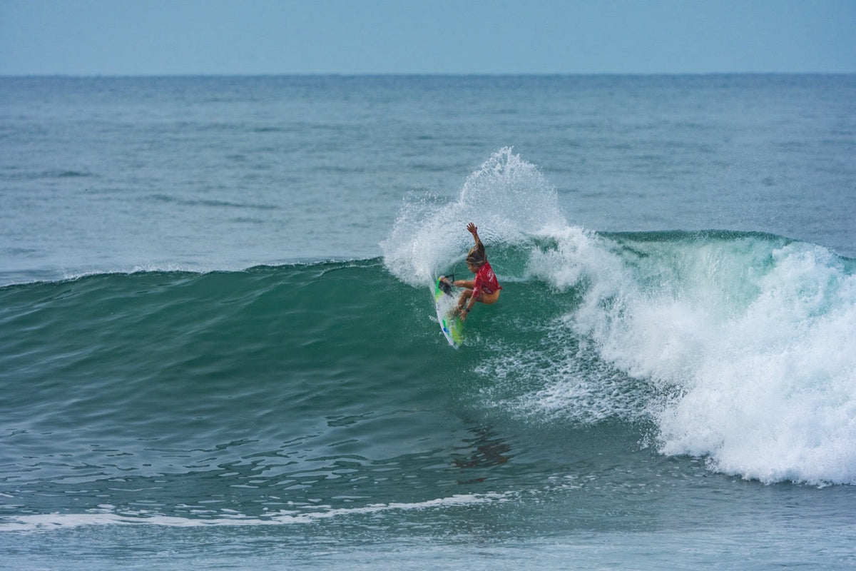 Nahia Calderón compitiendo con España en el ISA World Junior Surfing Championship 2026. Foto: ISA / Jersson Barboza.