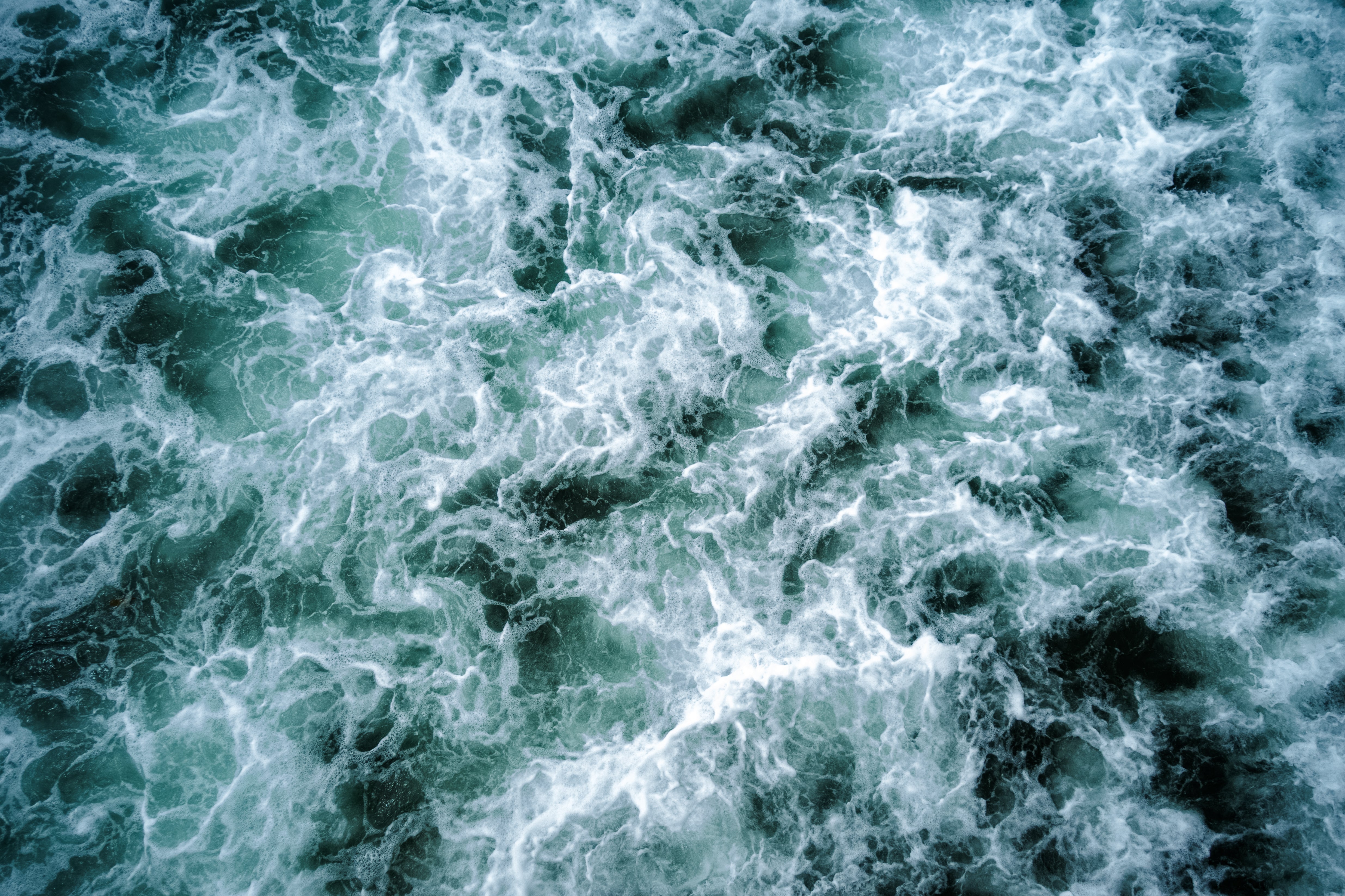 Series de olas avanzando hacia la costa vistas desde un muelle