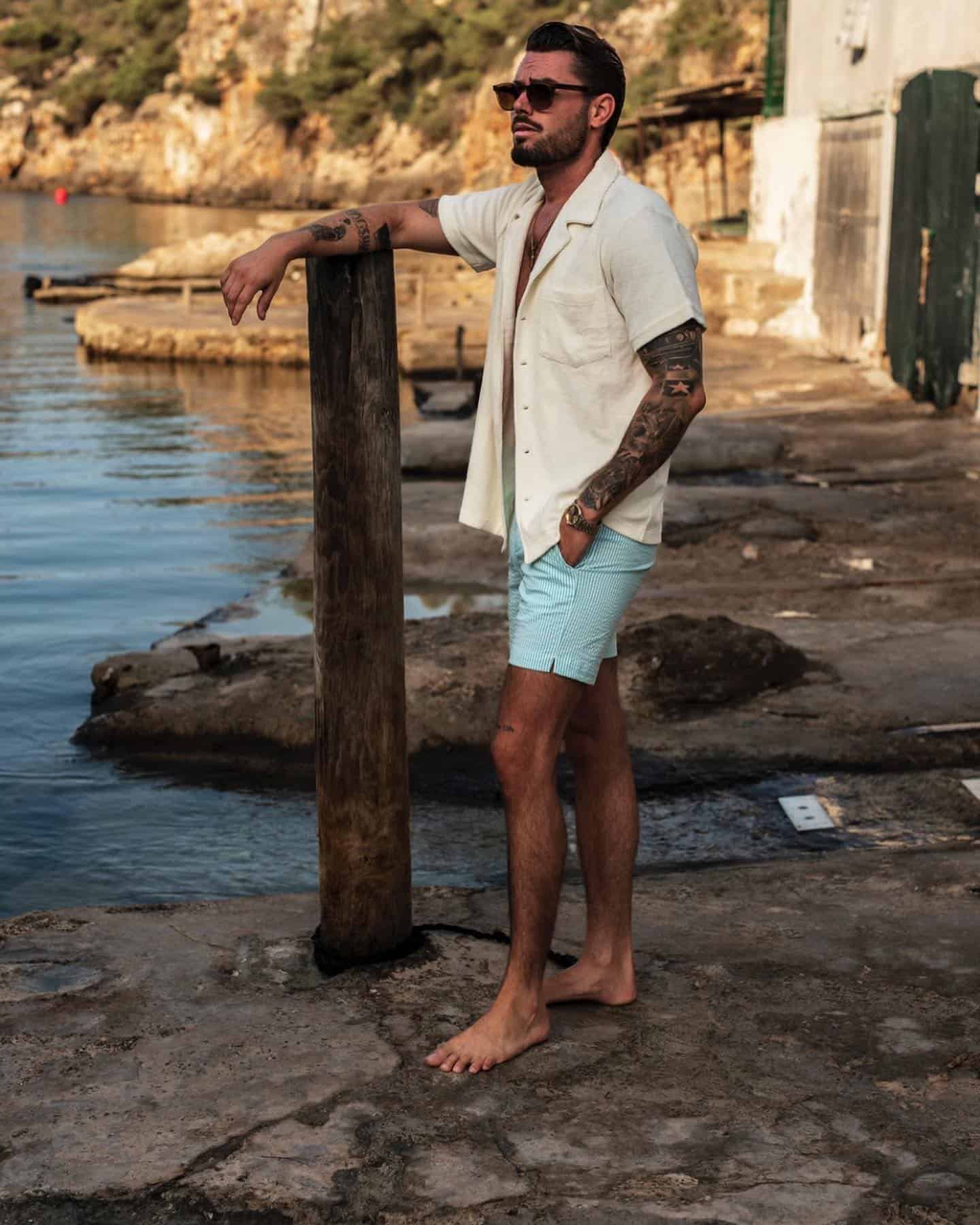 Outfit playa verano 2026 con surfwear y beachwear estilo California