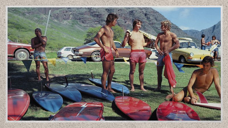 Outfit surf hombre verano 2026 con estilo surfero California y ropa surf premium