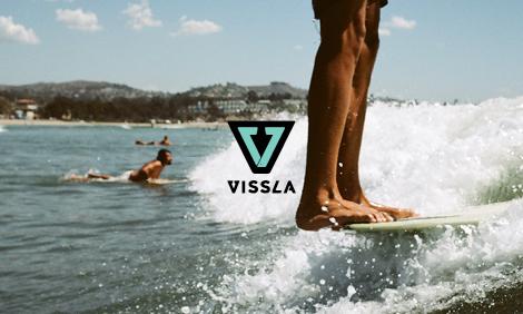 outfit VISSLA hombre camisetas camisas bañadores estilo surf moderno completo