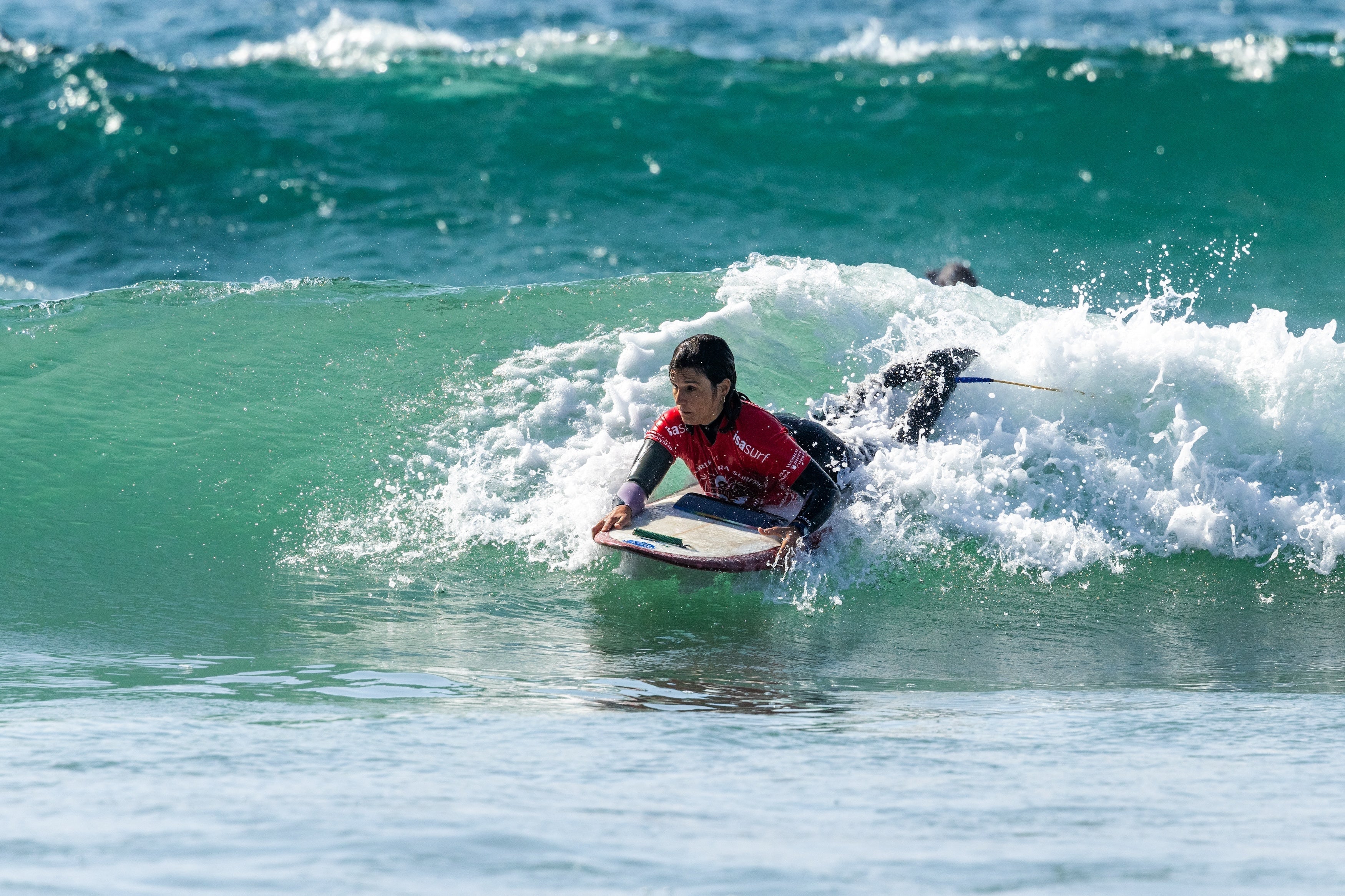 Paloma Oñate practicando parasurf en una ola durante el Mundial ISA 2025