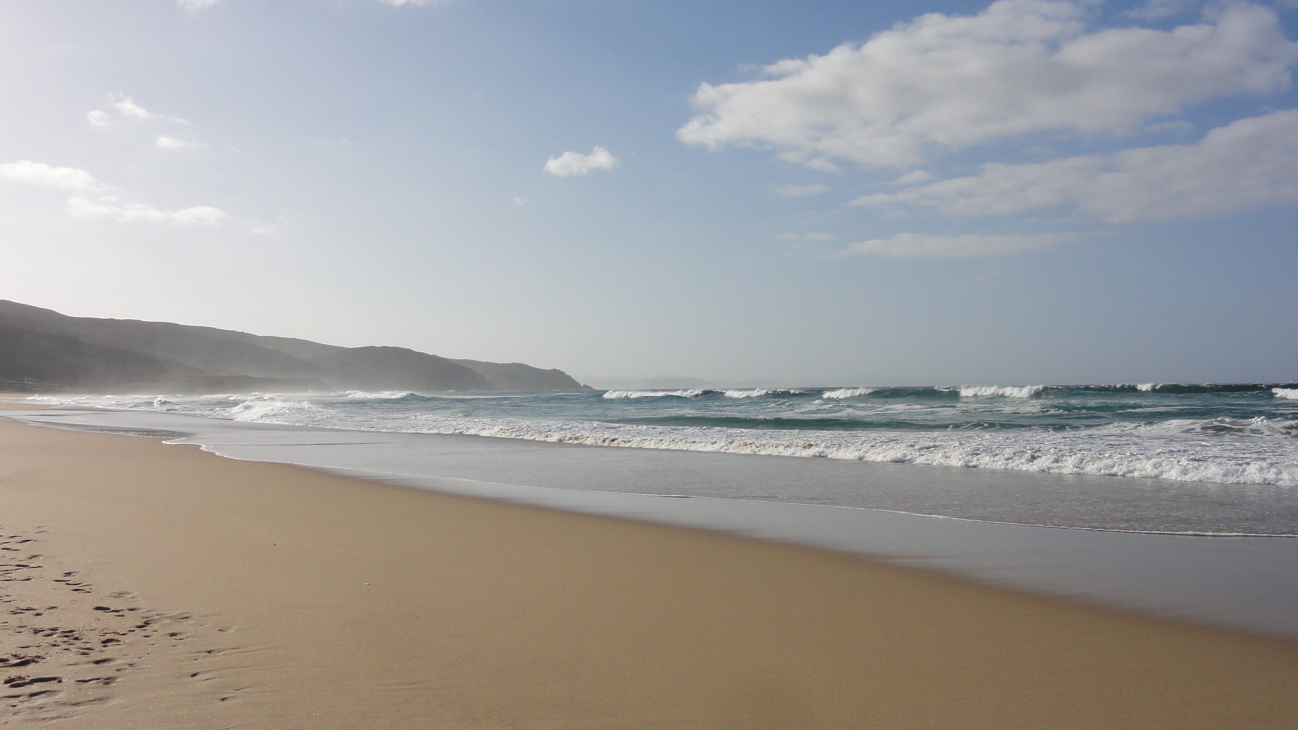 Playa de Doniños en Ferrol, parada de una ruta surfer en camper por Galicia; fotografía real