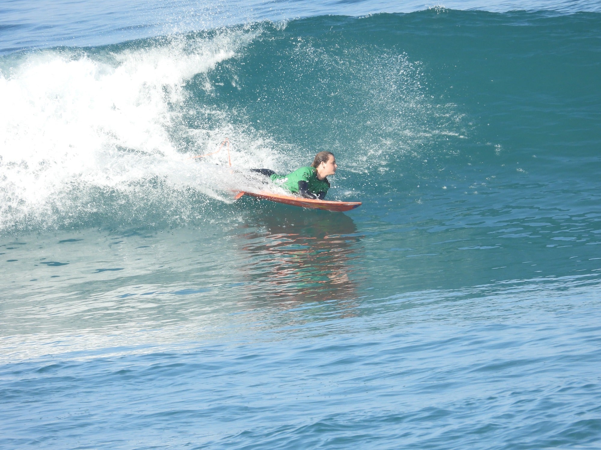 Sarah Almagro surfeando en el U.S. Open Adaptive Surfing Championships 2026 en Oceanside. Foto: Cadena SER.