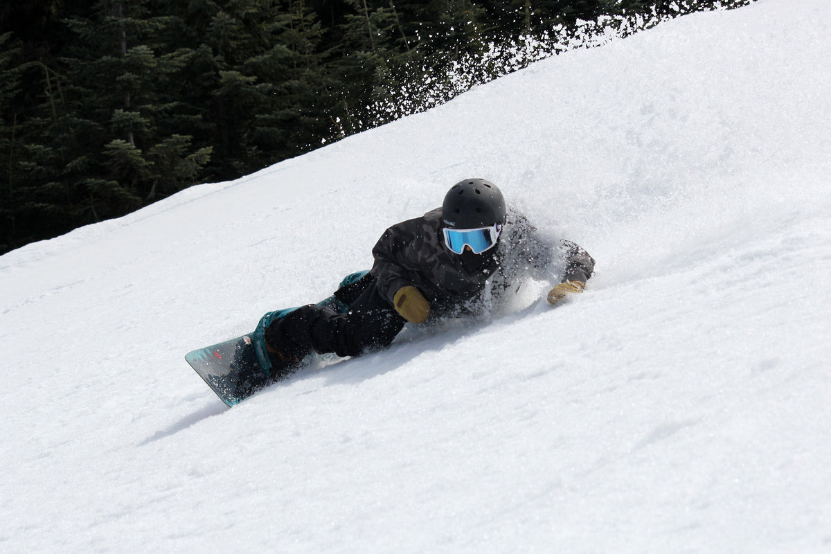 Snowboarder deslizándose por una pista nevada