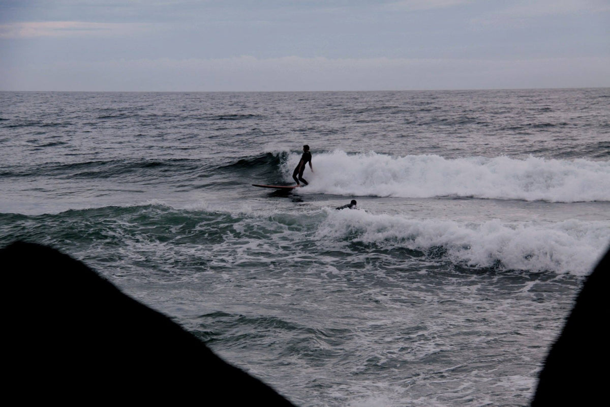 Surfista de longboard sobre una ola, imagen editorial para Socorro Classic 2026 en THE SURF TOWN JOURNAL