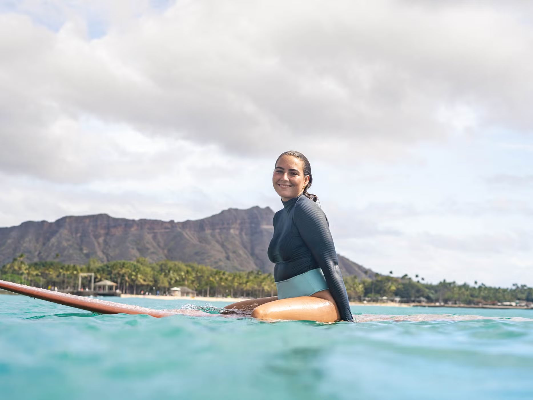 Surfer girl style verano 2026 con outfits beachwear y surfwear femenino