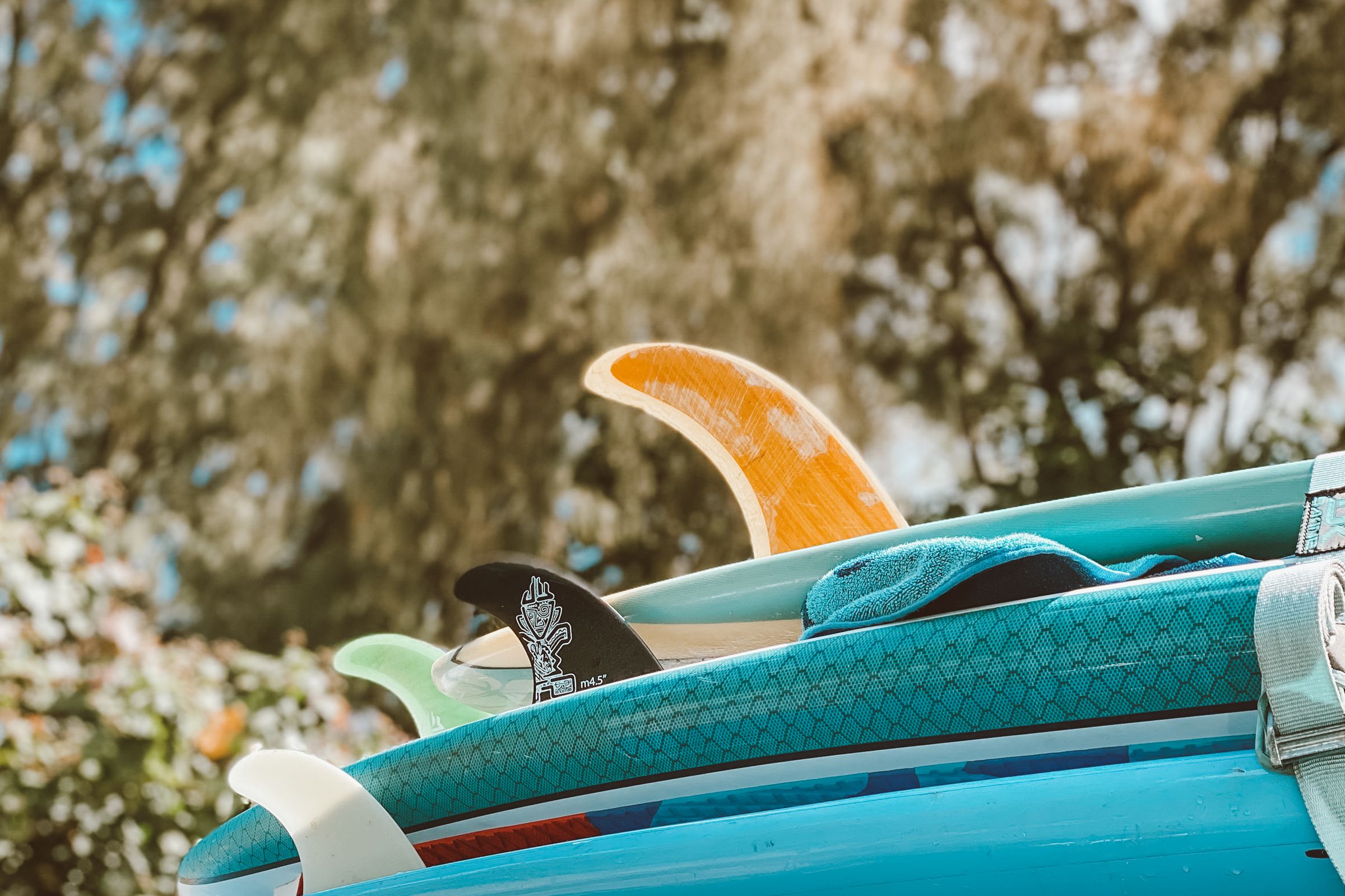 Tablas de surf sobre un coche expuestas al sol