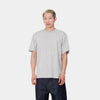 Camiseta Carhartt de color gris claro desgastado en algodón extra suave y de alto gramaje, con logo bordado al tono en la zona delantera izquierda.