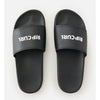 Chanclas de pala negra con logotipo impreso en color blanco, perfectas para la playa o piscina. La tira ancha está acolchada lo que permite andar sin miedo a los roces que se crean con la arena.