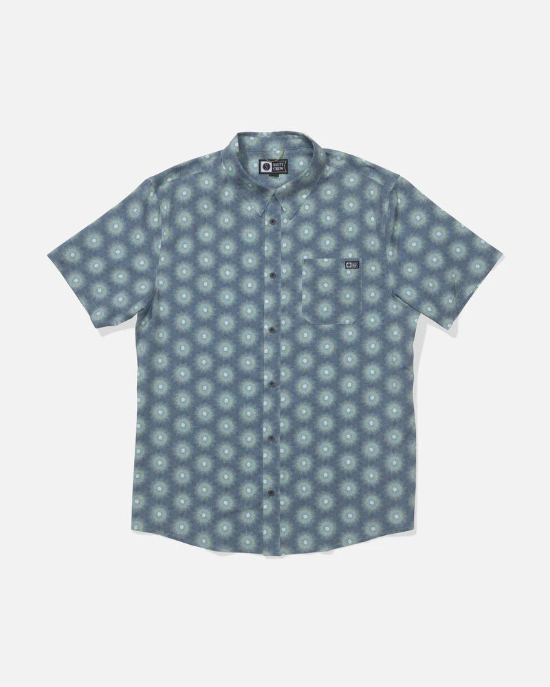 Camisa SALTY CREW Drifter UV Button Up Magnet microperforada con patrón geométrico estilo surf verano