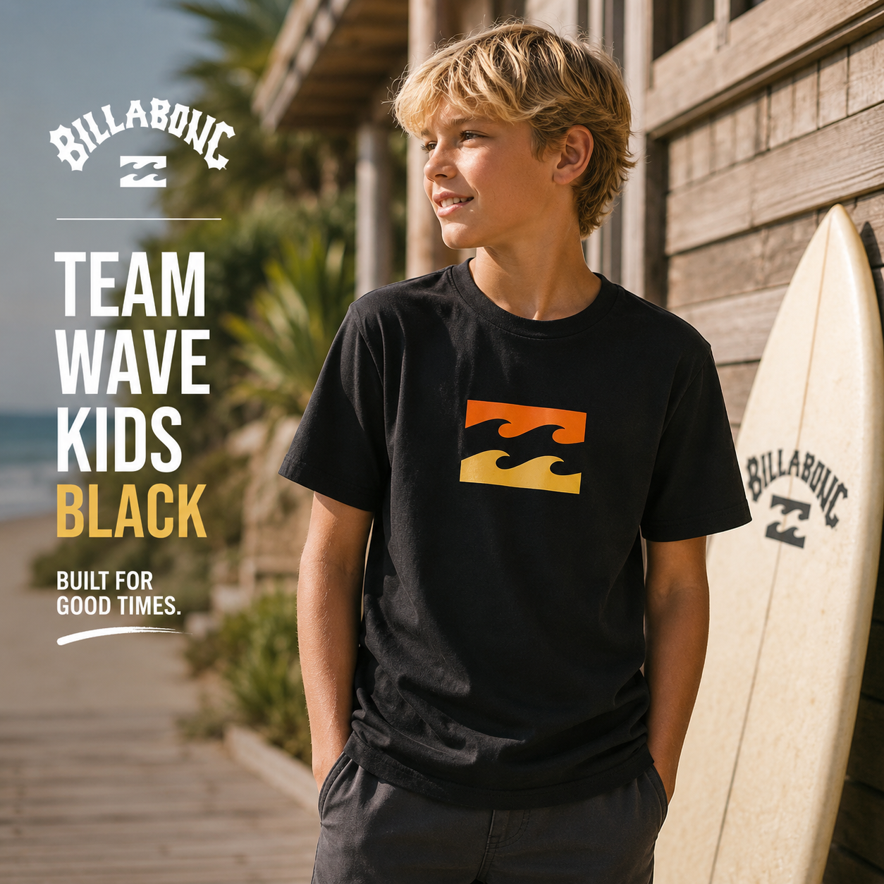 Camiseta Billabong Team Wave Kids Black niño en campaña lifestyle surf premium junto a beach house y tabla de surf