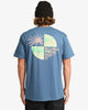Camiseta de algodón orgánico de Billabong color azul grisaceo, con ilustración en pecho y en gran formato en espalda.