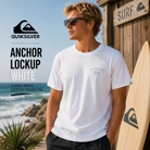 Camiseta Quiksilver Anchor Lockup White hombre en campaña surf lifestyle premium junto al océano y surf shack soleada
