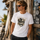Camiseta Quiksilver Core Skull White hombre en campaña surf lifestyle premium junto a surf shack vintage y moto coastal