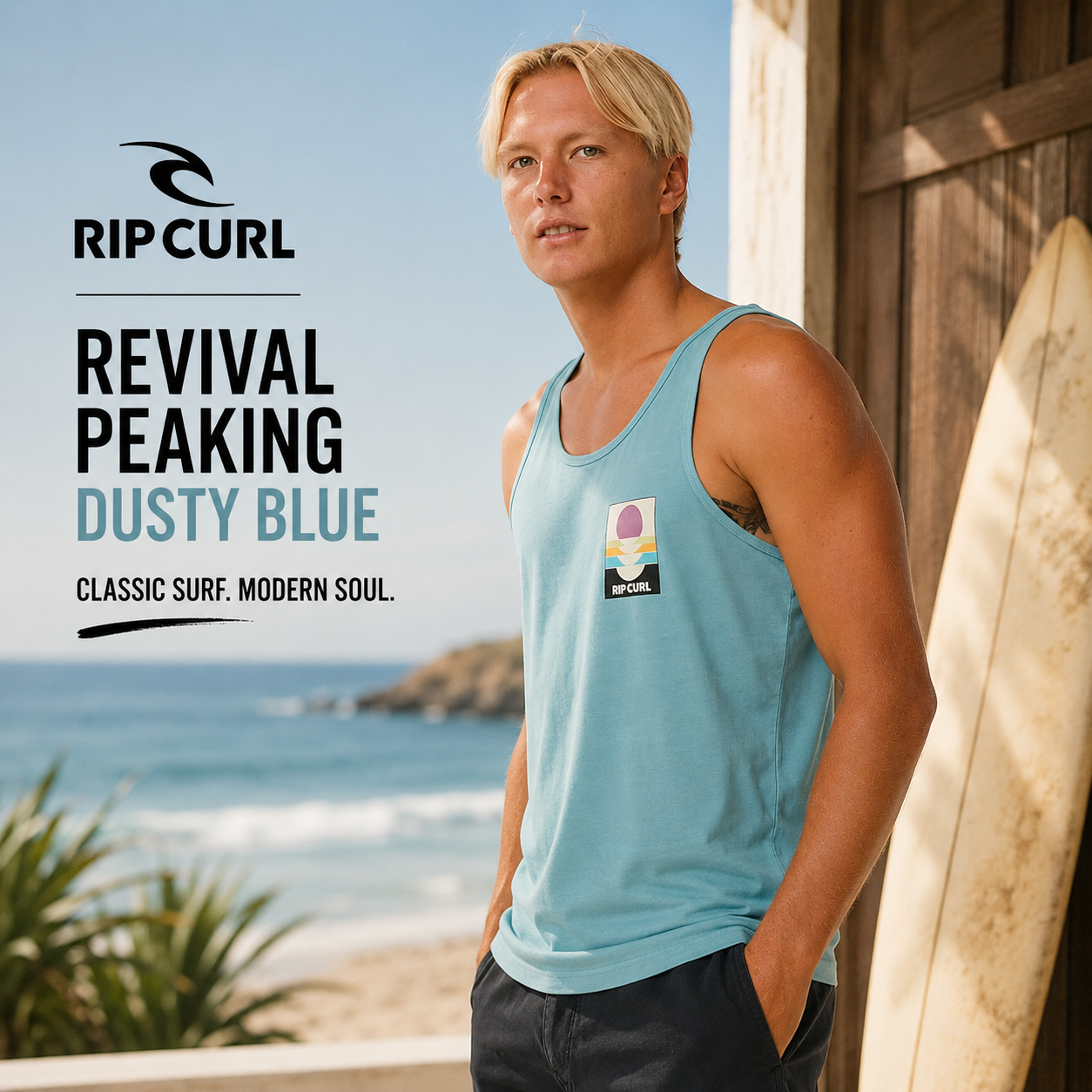 Camiseta tirantes Rip Curl Revival Peaking Dusty Blue hombre en campaña surf lifestyle premium junto al mar y beach house soleada
