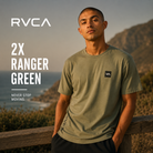 Camiseta Rvca 2X Ranger Green hombre en campaña outdoor lifestyle premium junto a acantilados y costa salvaje