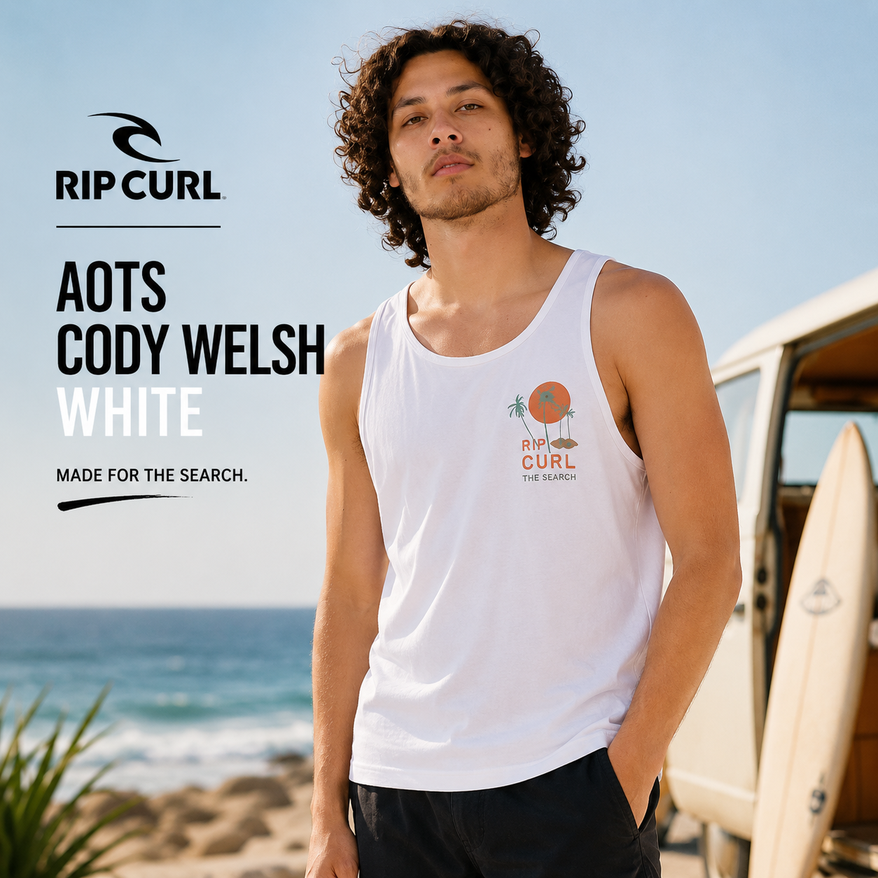 Camiseta tirantes Rip Curl Aots Cody Welsh White hombre en campaña surf lifestyle premium junto a furgoneta surfer y playa soleada
