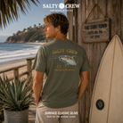 Camiseta Salty Crew Surface Classic Olive para hombre con diseño gráfico de atún en la espalda y estilo surf lifestyle
