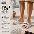 Chanclas Jack & Jones JFwollie Slider White hombre en campaña lifestyle resort premium con luz mediterránea y estética minimalista de verano