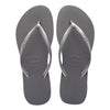 Chanclas Havaianas Slim grises con tiras finas plateadas metalizadas.