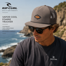 Gorra Rip Curl Vapor Cool Foamie Trucker en escenario coastal premium con estilo surf y acantilados oceánicos