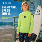 Licra Rip Curl Brand Wave UPF 50 Lime LS para niño en playa soleada con protección solar y estilo surf juvenil