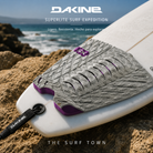 Grip Dakine Superlite Surf Expedition sobre tabla de surf en fotografía editorial propia de THE SURF TOWN, accesorio de surf de alto agarre para surfistas que buscan máximo control y ligereza