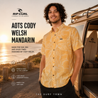 Fotografía propia de THE SURF TOWN de la camisa Rip Curl AOTS Cody Welsh Mandarin para hombre durante un surf trip al amanecer junto al océano y una furgoneta surf