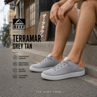 Fotografía propia de THE SURF TOWN de las zapatillas Reef Terramar Grey Tan para hombre en una calle japonesa contemporánea con estilo urbano premium y ambiente lifestyle