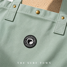 Detalle del parche del Bolso de Playa The Surf Town Tote Beach Bag Mint de algodón verde menta con gran capacidad y diseño exclusivo para playa y verano