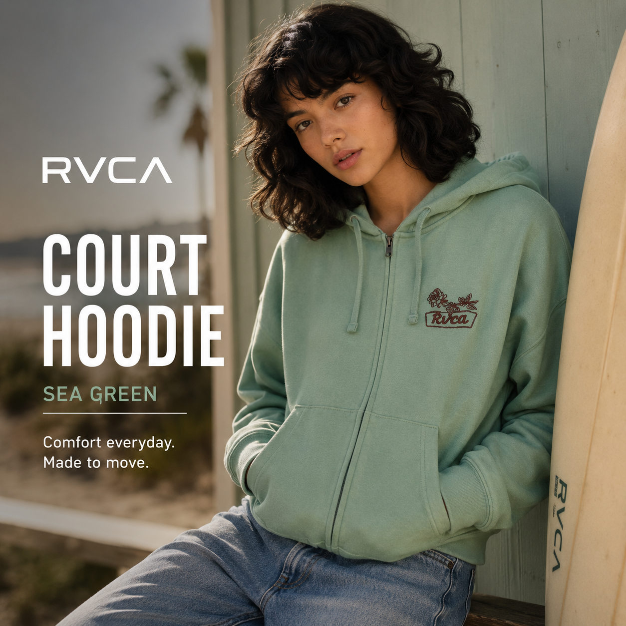 Sudadera RVCA Court Hoodie Sea Green mujer en campaña lifestyle surf premium junto a surf shack y playa soleada