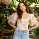 Top Billabong Feeling Groovy White Multi en fotografía editorial propia de THE SURF TOWN con estampado floral romántico, estilo resort femenino y ambiente tropical premium