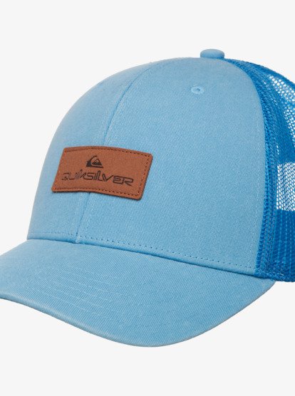 detalle delantero de Gorra Quiksilver de color azul con rejilla trasera y logo de piel cosido en la parte delantera
