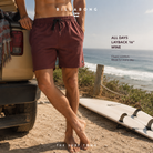 Bañador Billabong All Days Layback 16 Wine color burdeos para hombre en entorno surf lifestyle junto al océano