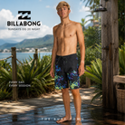 Bañador Billabong Sundays OG 20 Night en fotografía editorial propia de THE SURF TOWN junto a ducha exterior premium en entorno tropical
