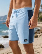 Bañador Hurley Phantom Fastlane azul claro para hombre en escenario lifestyle de playa y surf verano