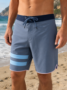 Bañador Hurley Phantom Party Solid azul para hombre en escenario lifestyle de playa y surf verano