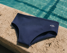 Bañador de natación Billabong Fontana Navy apoyado junto a piscina premium con diseño azul marino y estética verano lifestyle