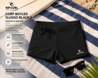 Bañador de natación Rip Curl Corp Boyleg Sluggo Black II sobre toalla de playa en escena surf lifestyle premium