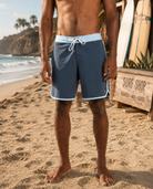 Bañador Oxbow Beachbreak Dusk para hombre en la playa con estilo surf premium junto al mar y ambiente Costa del Sol