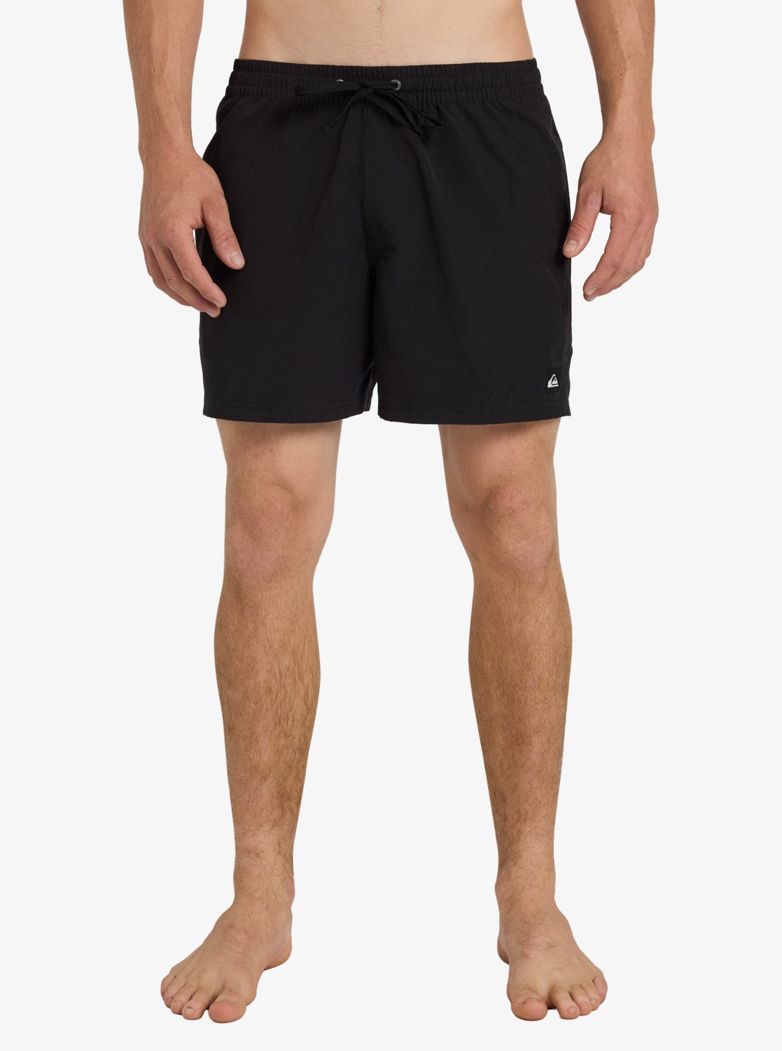 Bañador QUIKSILVER negro de hombre corto con secado rápido y diseño minimalista, ideal para playa, piscina o surf con máxima comodidad