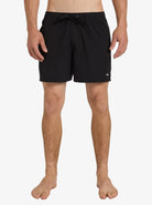 Bañador QUIKSILVER negro de hombre corto con secado rápido y diseño minimalista, ideal para playa, piscina o surf con máxima comodidad