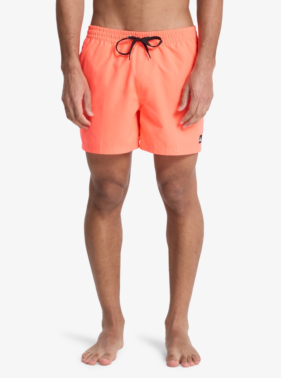 Bañador QUIKSILVER coral de hombre corto con secado rápido y diseño veraniego, ideal para playa, piscina o surf con máxima comodidad