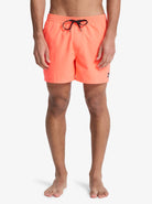 Bañador QUIKSILVER coral de hombre corto con secado rápido y diseño veraniego, ideal para playa, piscina o surf con máxima comodidad
