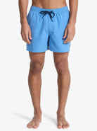 Bañador QUIKSILVER azul Riviera de hombre corto con secado rápido y diseño veraniego, ideal para playa, piscina o surf con máxima comodidad