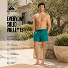 Fotografía propia de THE SURF TOWN del bañador Quiksilver Everyday Solid Volley 15 Teal Green para hombre en jardín mediterráneo luxury con ambiente surf lifestyle premium
